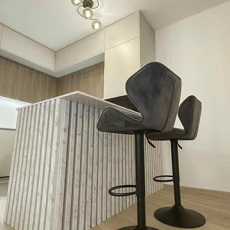 Luxury 2-bedroom With Balcony דירה *