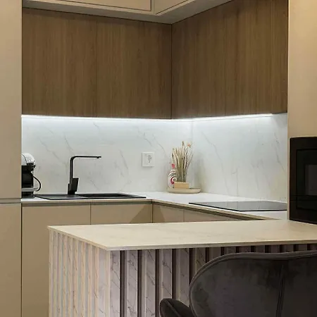 Luxury 2-bedroom With Balcony شقة