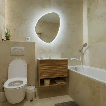 شقة Luxury 2-bedroom With Balcony *