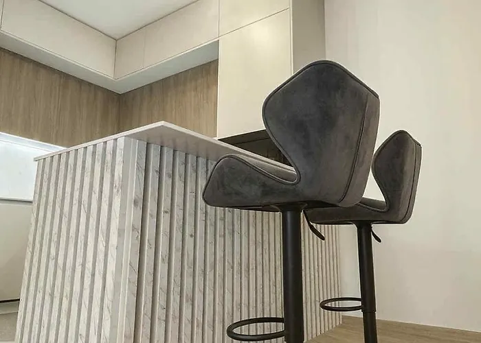 Luxury 2-bedroom With Balcony דירה *