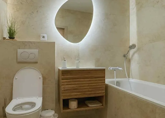 דירה Luxury 2-bedroom With Balcony *