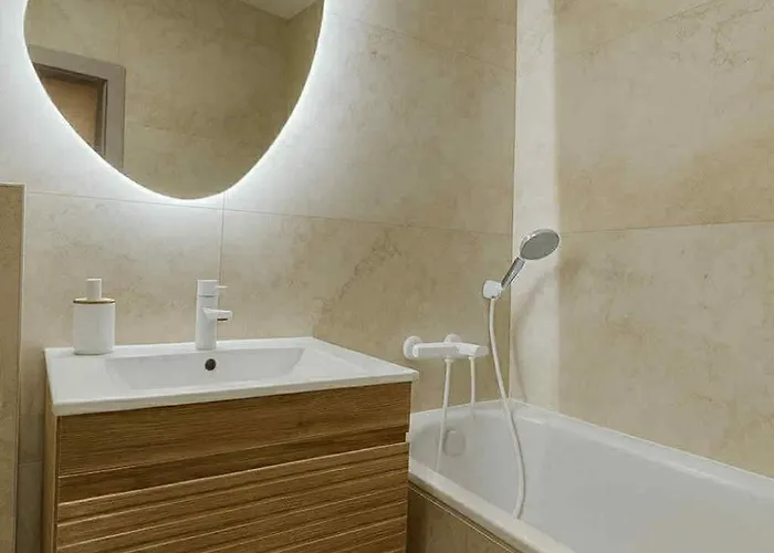 Luxury 2-bedroom With Balcony דירה ברטיסלאבה